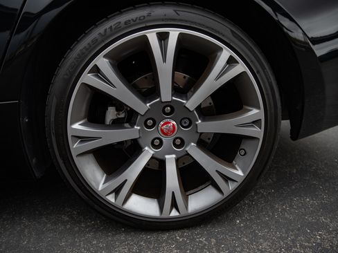 Used 2015 Jaguar XJ image 18