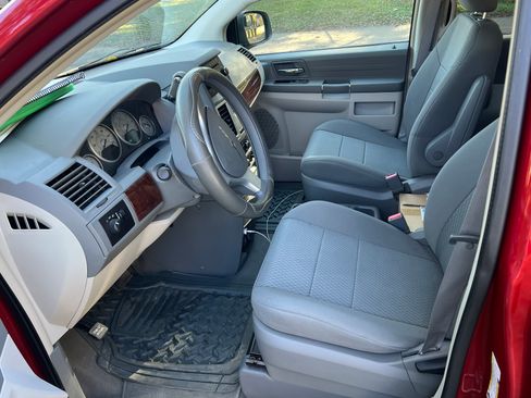 Used 2010 Chrysler Town & Country LX FWD image 4