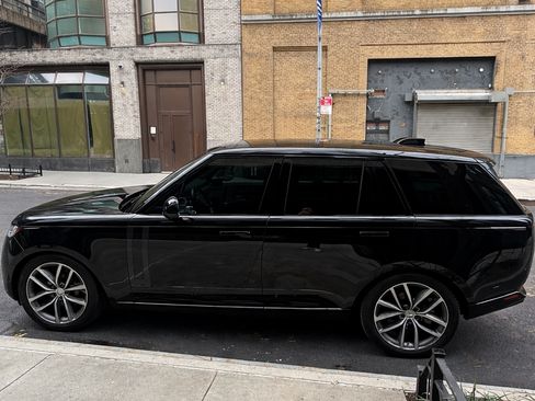 Used 2025 Land Rover Range Rover SE image 8