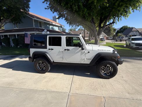 Used 2007 Jeep Wrangler Unlimited Rubicon w/ Dual Top Group AWD/4WD image 8
