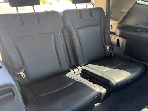 Used 2011 Toyota Highlander SE w/ Tow Pkg FWD image 11