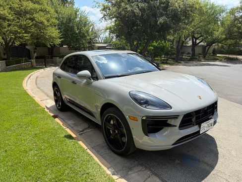 Used 2020 Porsche Macan Turbo image 4