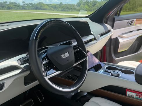 Used 2026 Cadillac Vistiq Luxury AWD/4WD image 13