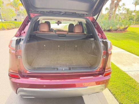 Used 2019 Jeep Cherokee Overland w/ Technology Group image 13