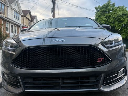 Used 2017 Ford Focus ST FWD image 5