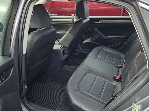 Used 2015 Volkswagen Passat TDI SE image 9