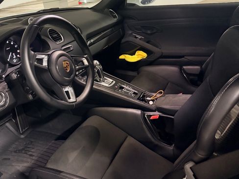 Used 2021 Porsche 718 Boxster Spyder RWD image 2