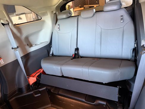 Used 2023 Toyota Sienna XLE w/ XLE Plus Package FWD image 12