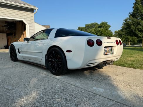Used 2002 Chevrolet Corvette Coupe w/ Preferred Equipment Group2 RWD image 8