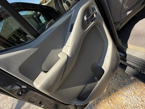 Used 2015 Nissan Frontier SV image 15