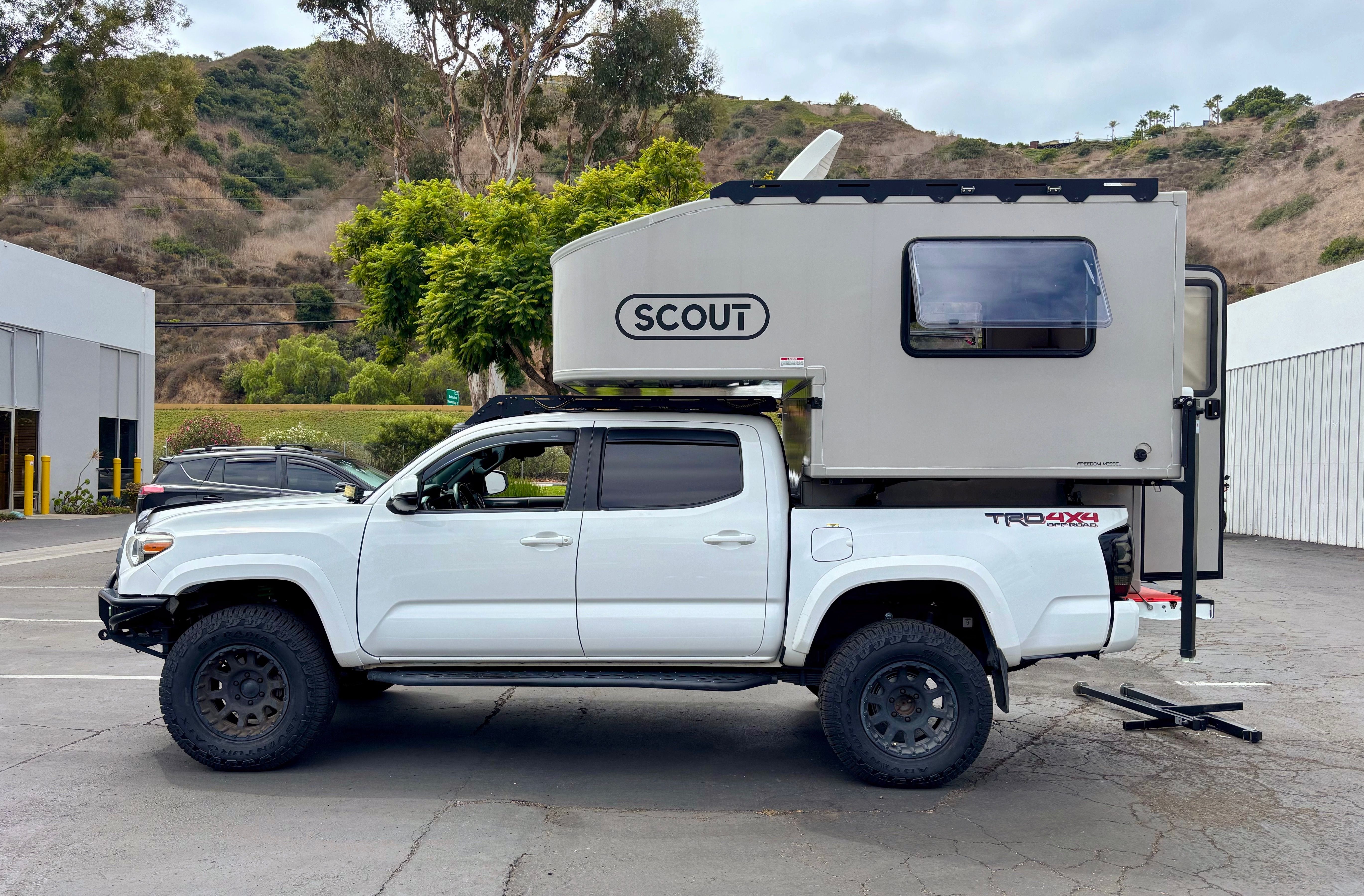 Used 2016 Toyota Tacoma TRD Off-Road AWD/4WD image 2