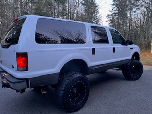 Used 2005 Ford Excursion XLT image 25