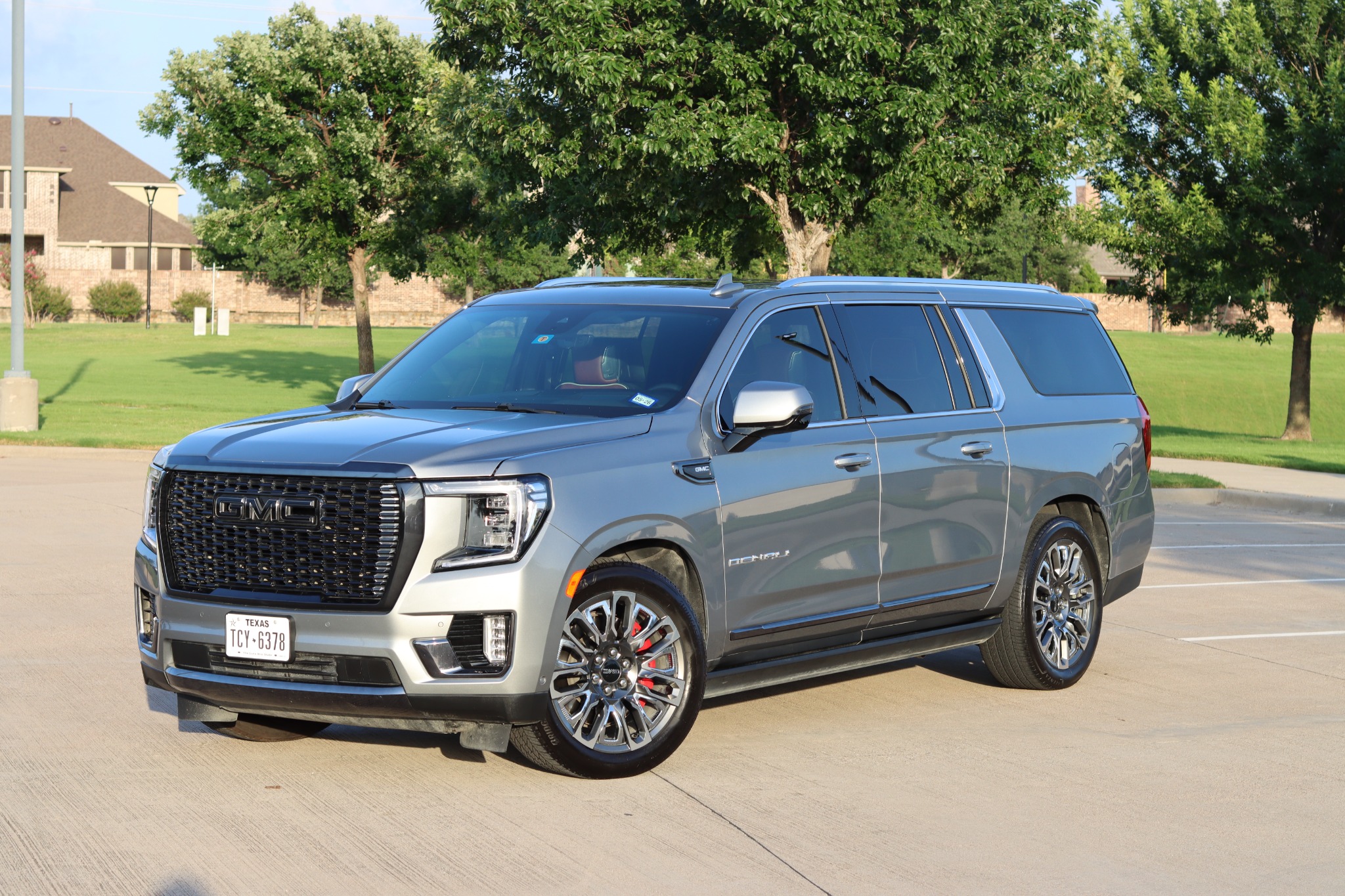 Used 2023 GMC Yukon XL Denali Ultimate w/ LPO, Floor Liner Package AWD/4WD image 2