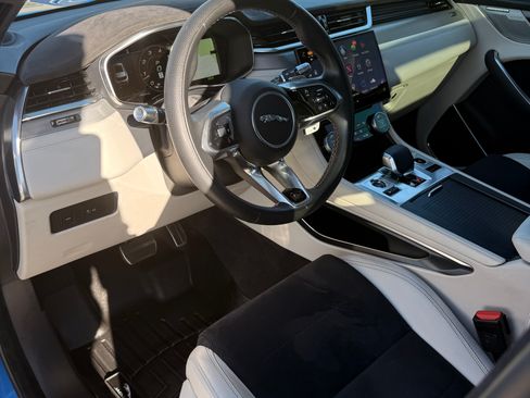 Used 2022 Jaguar F-PACE SVR image 11