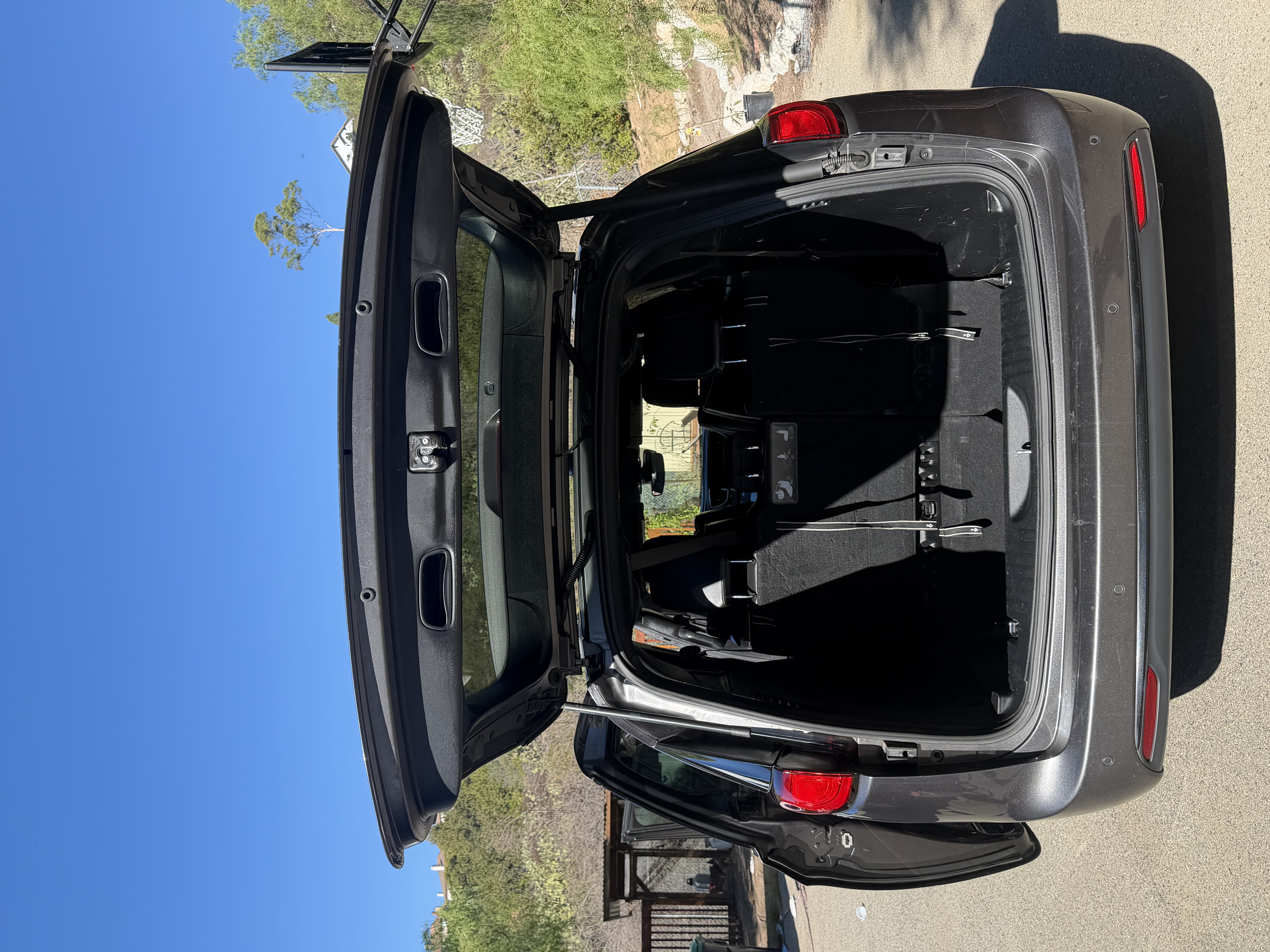 Used 2020 Chrysler Pacifica Limited w/ Advanced Safetytec Group FWD image 14