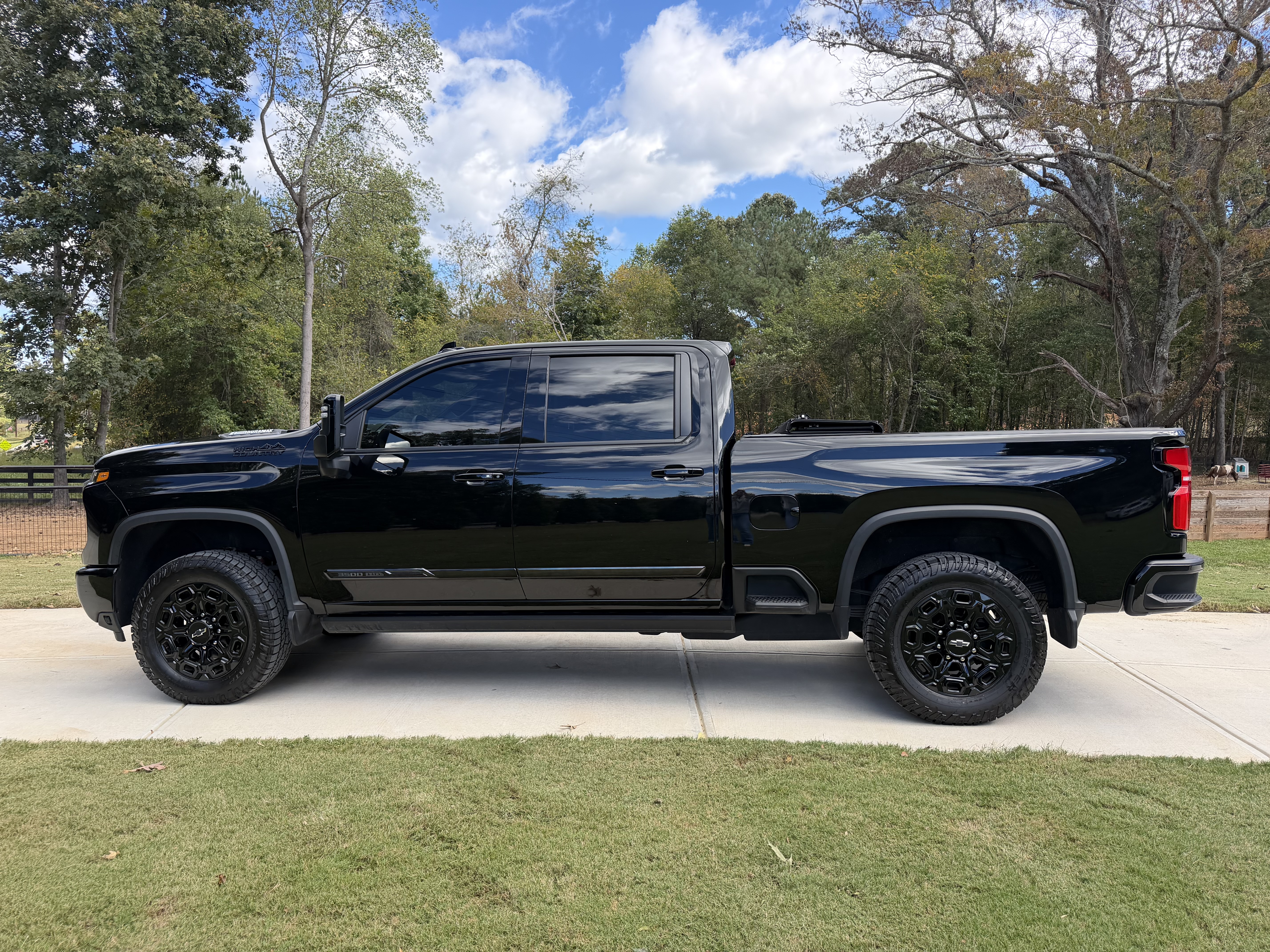 Used 2024 Chevrolet Silverado 3500 High Country w/ High Country Premium Package AWD/4WD image 1
