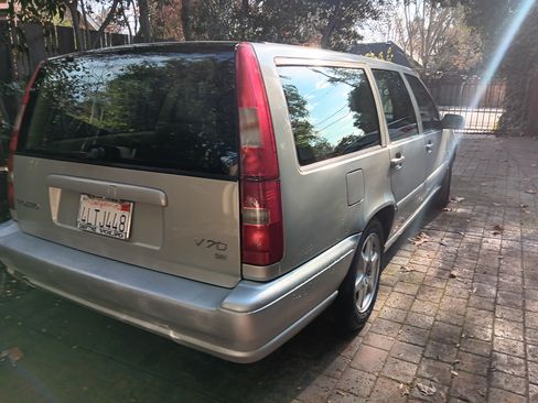 Used 2000 Volvo V70 SE image 6