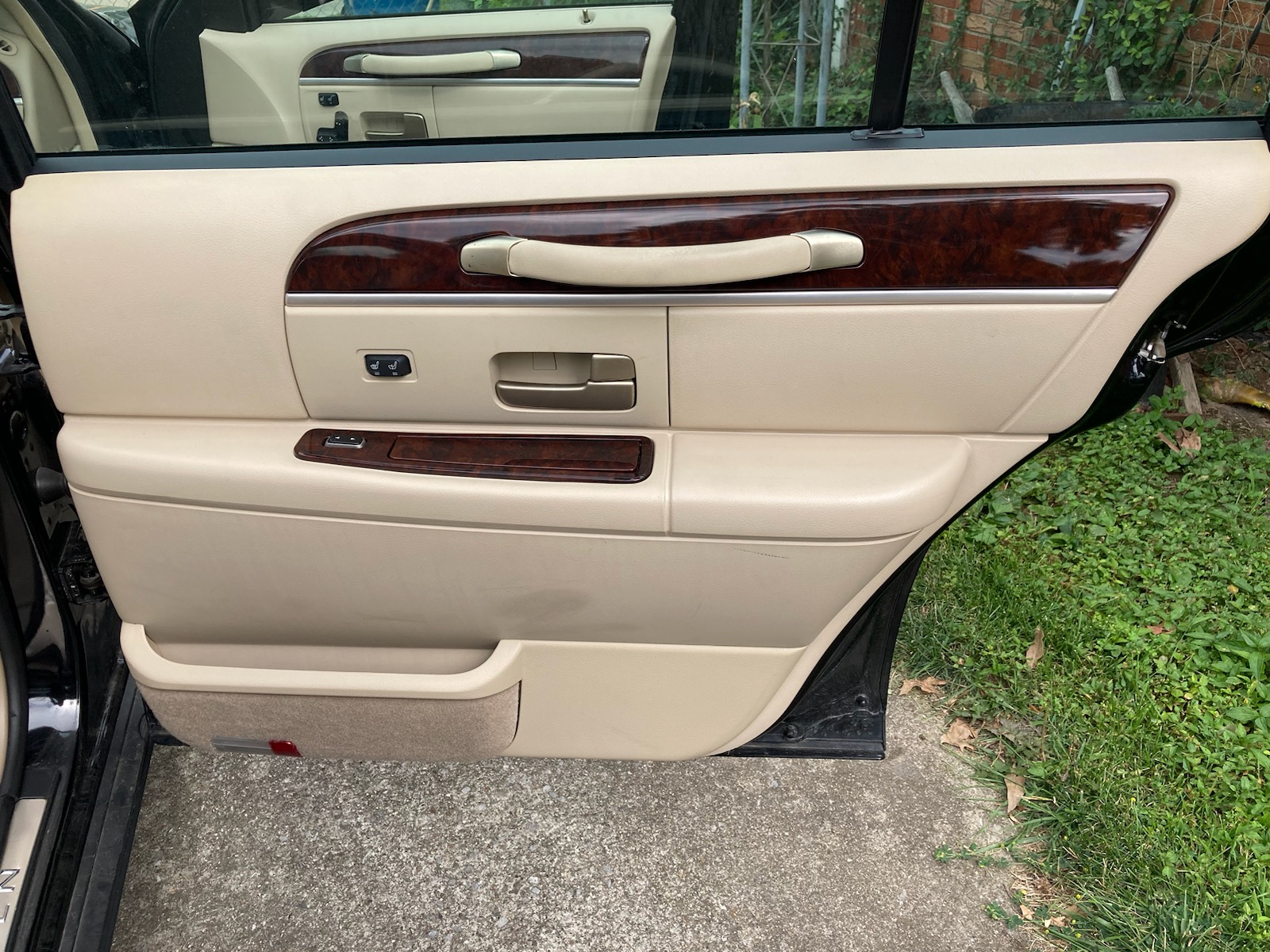 Used 2008 Lincoln Town Car Signature L RWD image 23