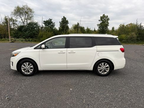 Used 2015 Kia Sedona LX w/ LX Convenience Package FWD image 2