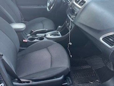 Used 2013 Dodge Avenger SXT image 2