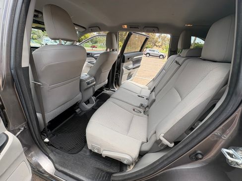 Used 2017 Toyota Highlander LE w/ Carpet Mat Package AWD/4WD image 13