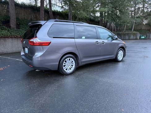 Used 2016 Toyota Sienna XLE Premium image 5