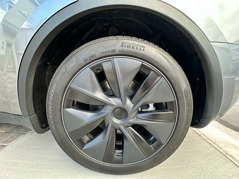 Used 2025 Tesla Model Y Long Range RWD image 9