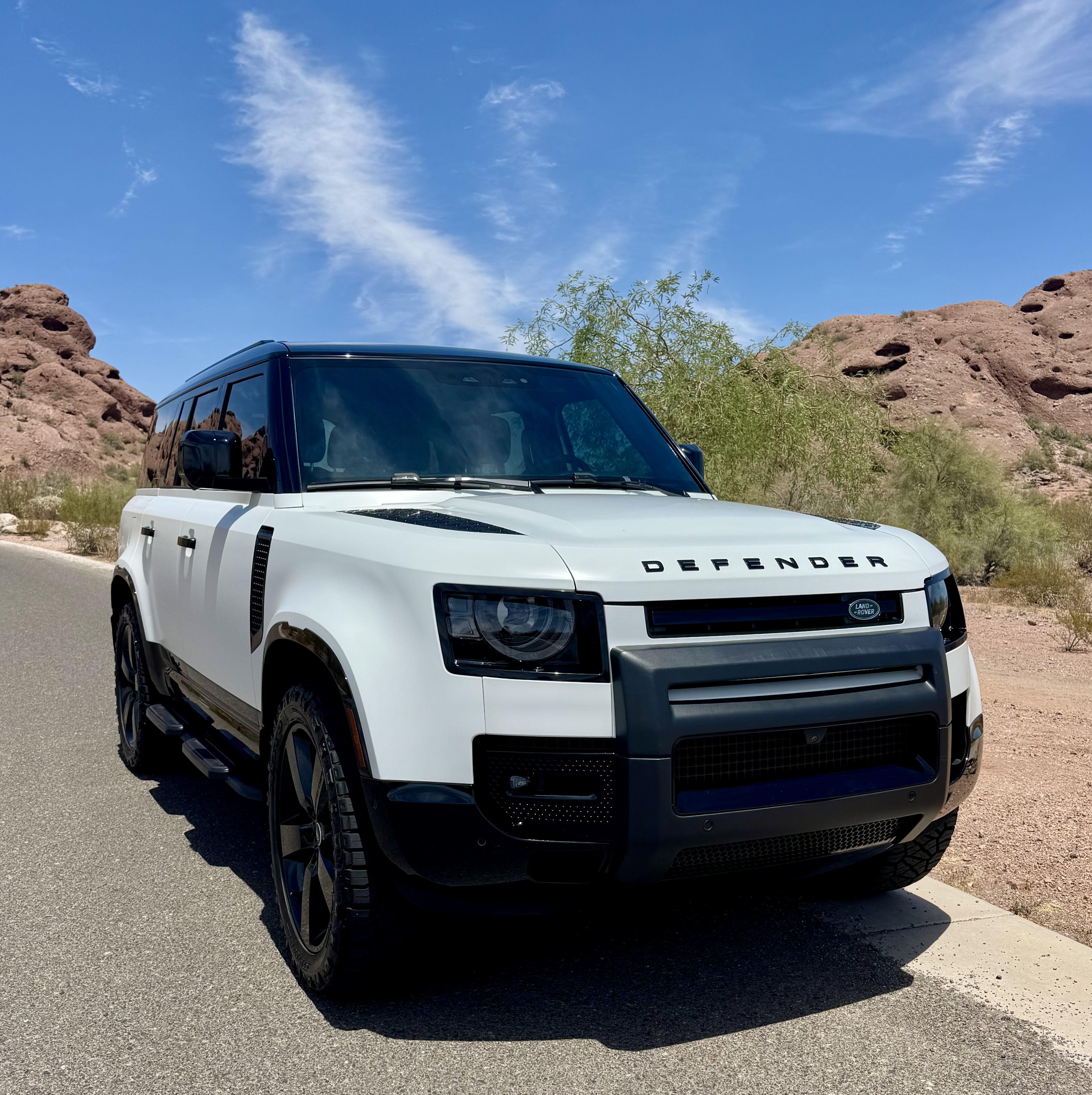 Used 2025 Land Rover Defender 130 X-Dynamic SE AWD/4WD image 2