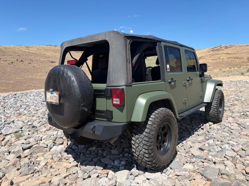 Used 2011 Jeep Wrangler Unlimited Sahara w/ Connectivity Group AWD/4WD image 13