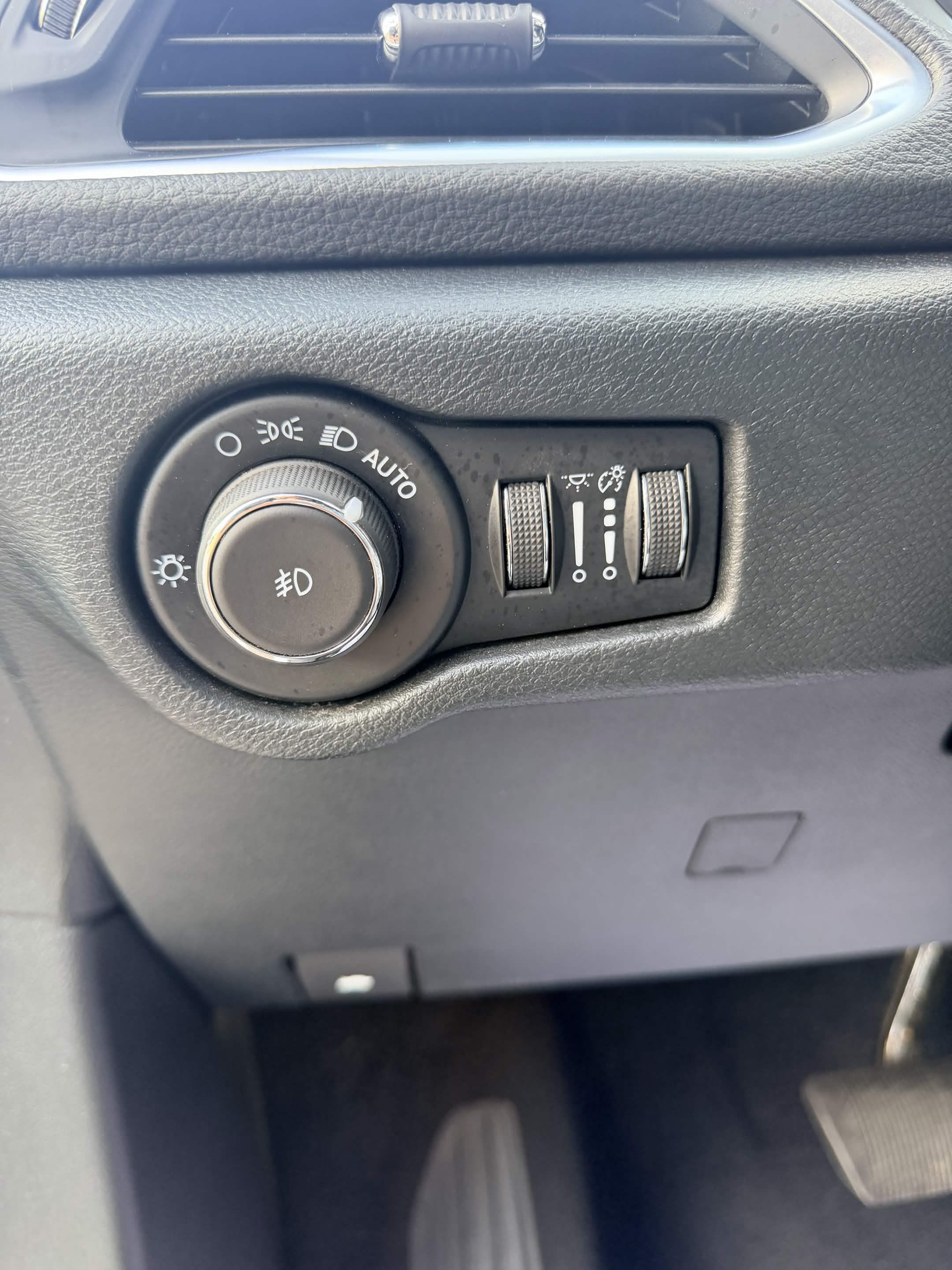Used 2025 Chrysler Pacifica Limited FWD image 19
