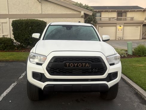 Used 2022 Toyota Tacoma TRD Off-Road image 4