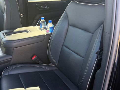 Used 2024 GMC Yukon XL SLT w/ SLT Luxury Package image 10