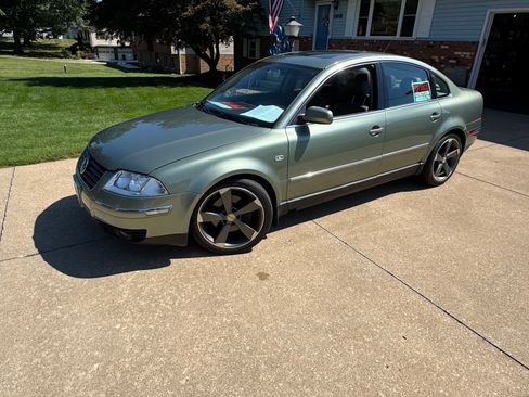 Used 2002 Volkswagen Passat GLS FWD image 2