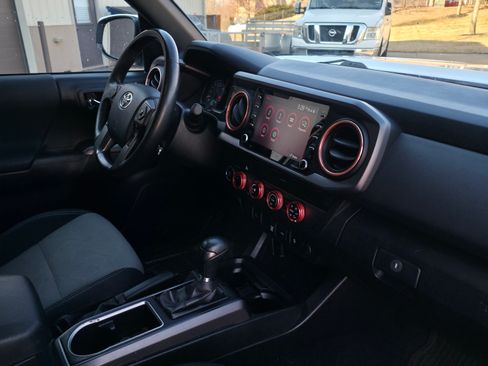 Used 2020 Toyota Tacoma TRD Off-Road image 9