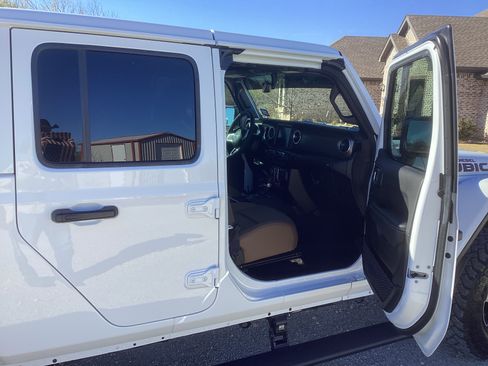 Used 2023 Jeep Gladiator Rubicon AWD/4WD image 10
