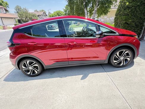 Used 2023 Chevrolet Bolt LT w/ Infotainment Package FWD image 5