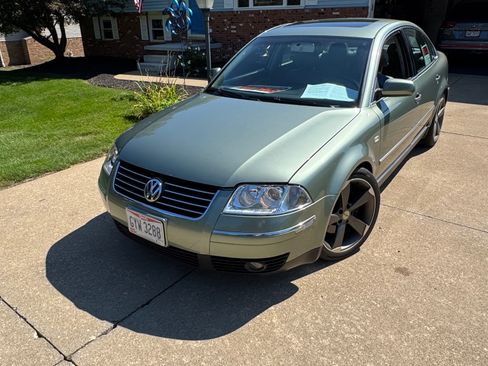 Used 2002 Volkswagen Passat GLS FWD image 1