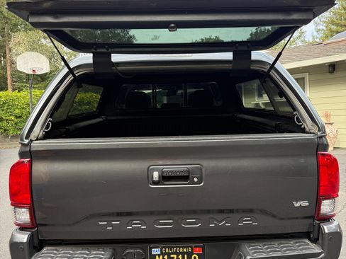 Used 2018 Toyota Tacoma TRD Off-Road image 6