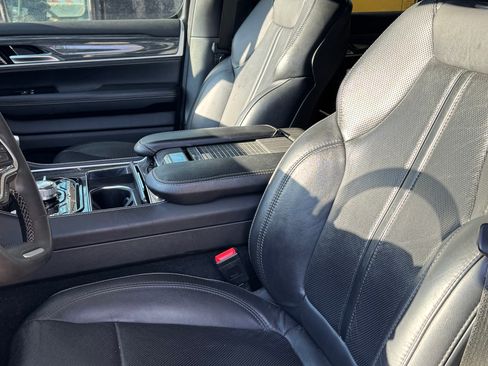 Used 2022 Jeep Wagoneer Series III w/ Flexible Seating Group image 6