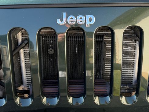 Used 2011 Jeep Wrangler Unlimited Sahara w/ Connectivity Group AWD/4WD image 12