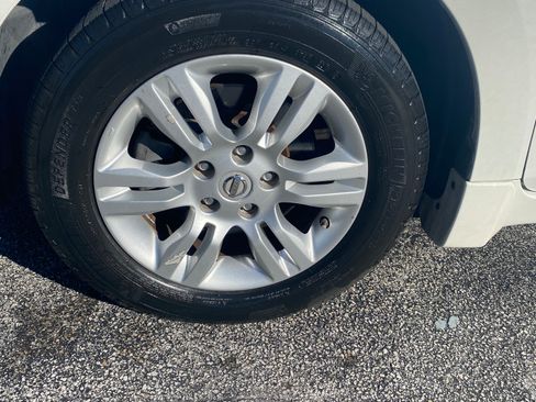 Used 2011 Nissan Altima 2.5 SL w/ 2.5SL Pkg FWD image 11