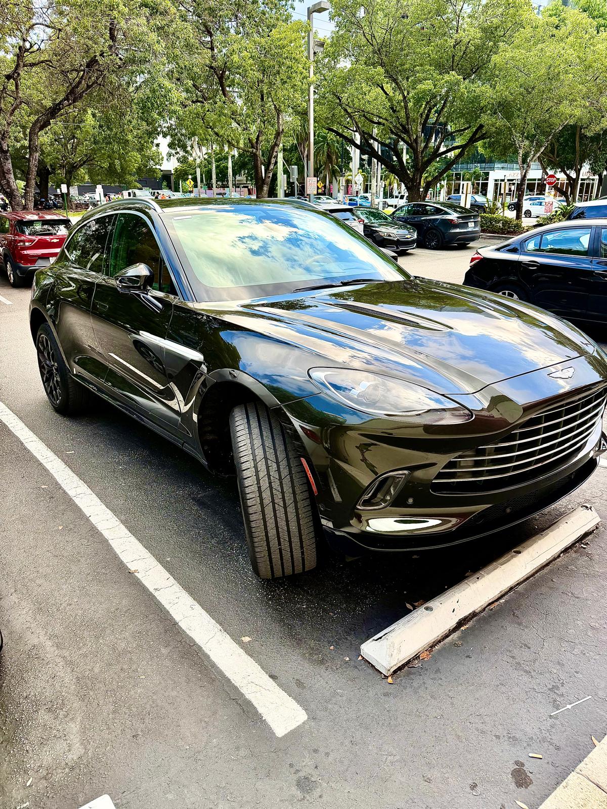 Used 2021 Aston Martin DBX AWD/4WD image 4
