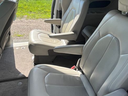 Used 2021 Chrysler Pacifica Touring-L w/ Uconnect Theater Family Group AWD/4WD image 29