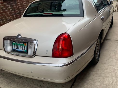 Used 1999 Lincoln Town Car Cartier RWD image 2