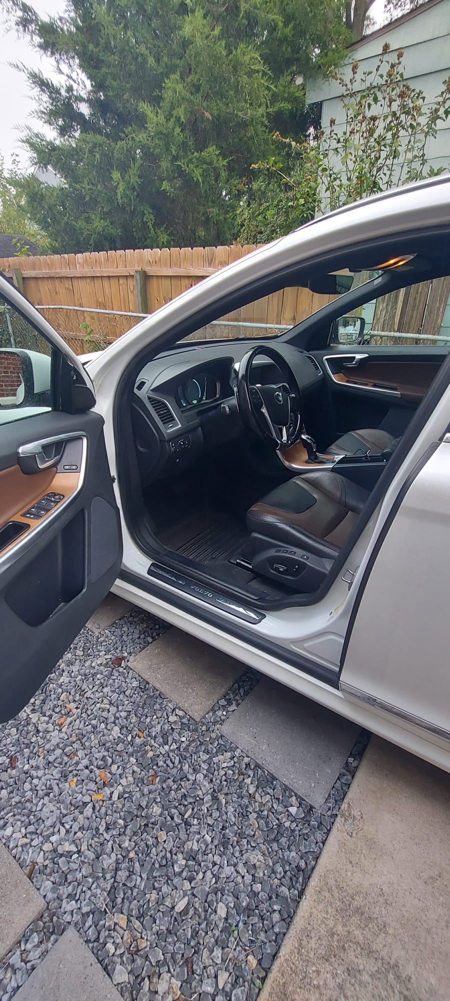 Used 2015 Volvo XC60 T6 w/ Proximity Package AWD/4WD image 2