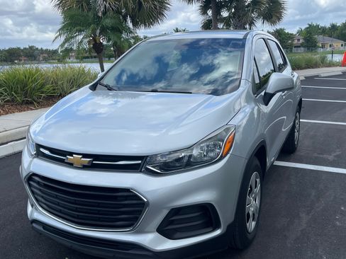 Used 2018 Chevrolet Trax LS w/ Fleet Convenience Package FWD image 2