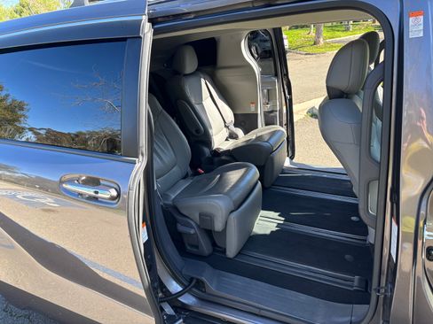 Used 2021 Toyota Sienna Limited image 11