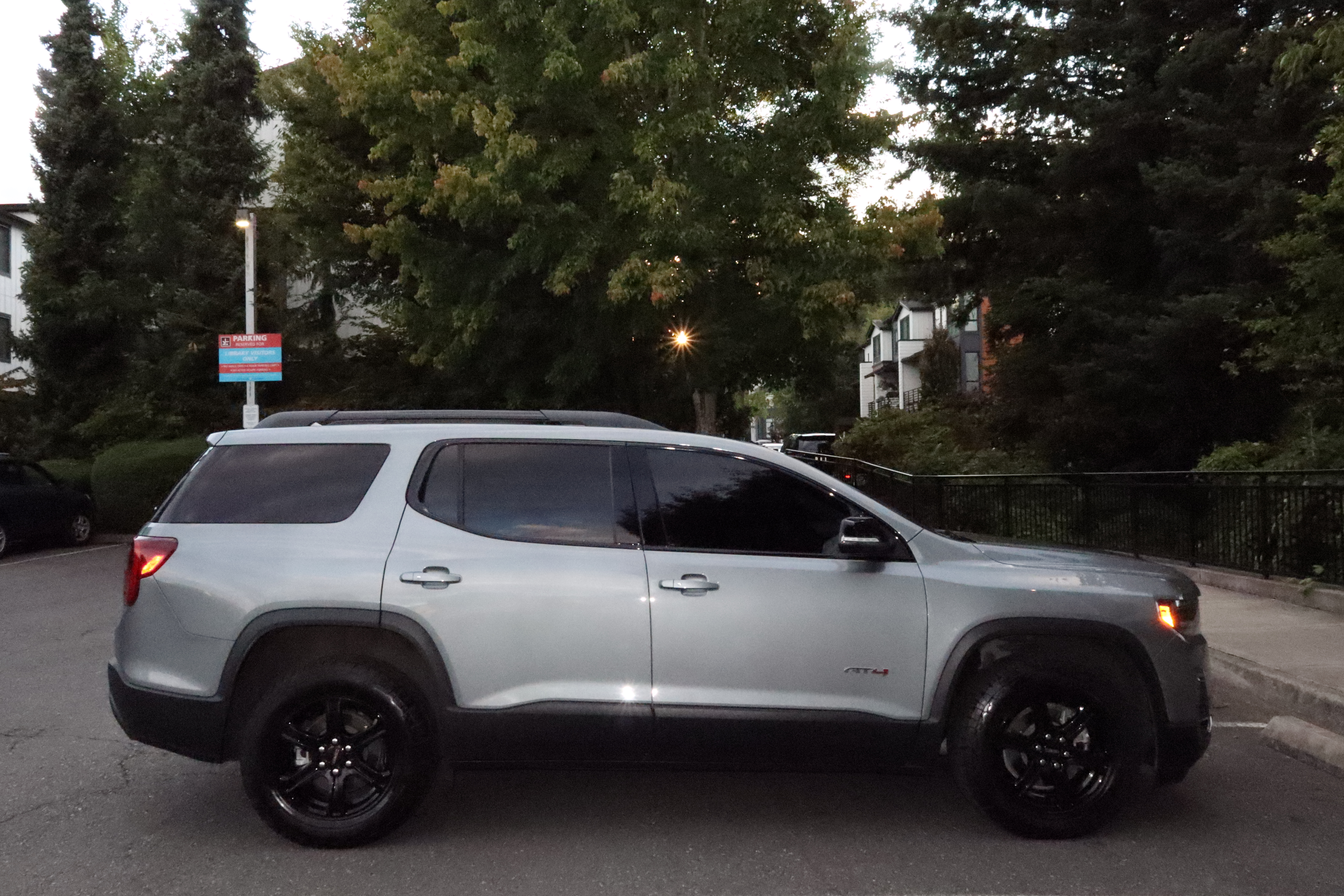 Used 2023 GMC Acadia AT4 w/ Technology Package AWD/4WD image 4
