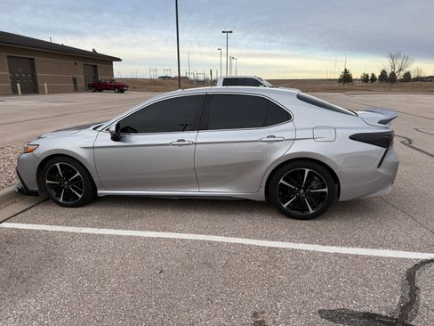 Used 2018 Toyota Camry SE image 4