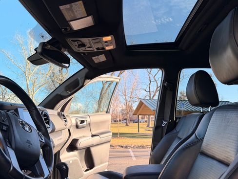 Used 2019 Toyota Tacoma TRD Off-Road image 9